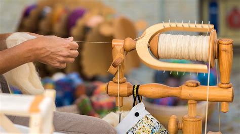  The Yarn Spinner: A Tapestry Woven from Spanish Folklore and 21st-Century Relevance!